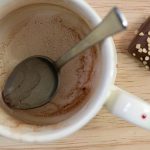 Akibat-Meletakkan-Gelas-Di-Atas-Meja-Kerja