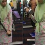 berbaju-kurung-angkat-dumbbell-di-gimnasium-696×419